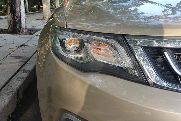 Used Geely Auto Emgrand X7 Sport 2016 1.8TD Automatic All-Wheel-Drive ZhiZun Edition Right Front Headlight