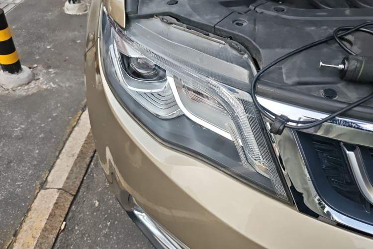 Used Geely Auto Emgrand X7 Sport 2016 1.8TD Automatic All-Wheel-Drive ZhiZun Edition Right Front Headlight