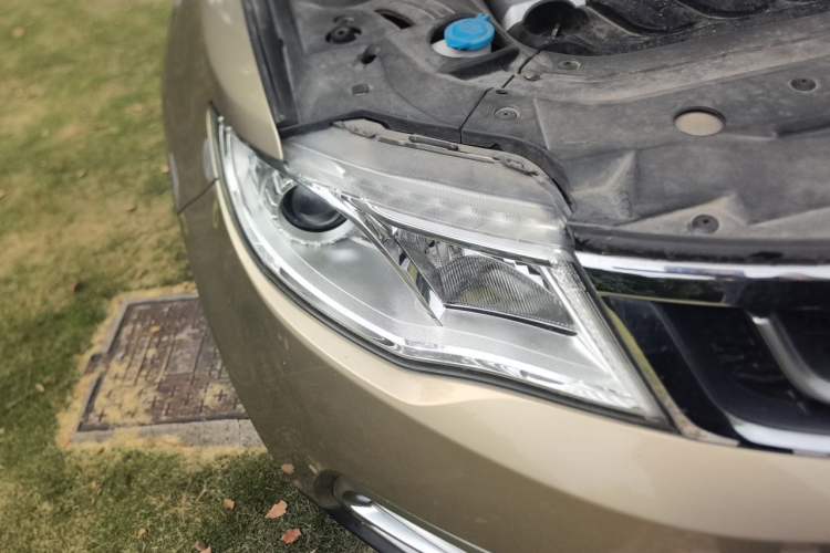 Used Geely Auto Emgrand X7 Sport 2016 1.8TD Automatic Smart Connectivity Version Right Front Headlight