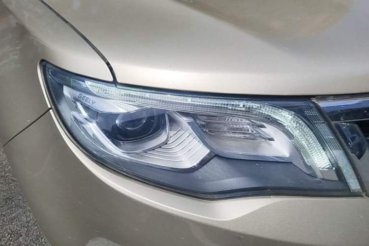 Used Geely Auto Emgrand X7 Sport 2016 1.8TD Automatic All-Wheel-Drive ZhiZun Edition Right Front Headlight