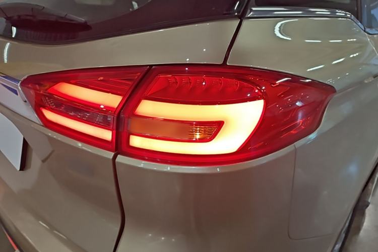 Used Geely Auto Emgrand X7 Sport 2016 1.8TD Automatic Smart Model Right Rear Taillight
