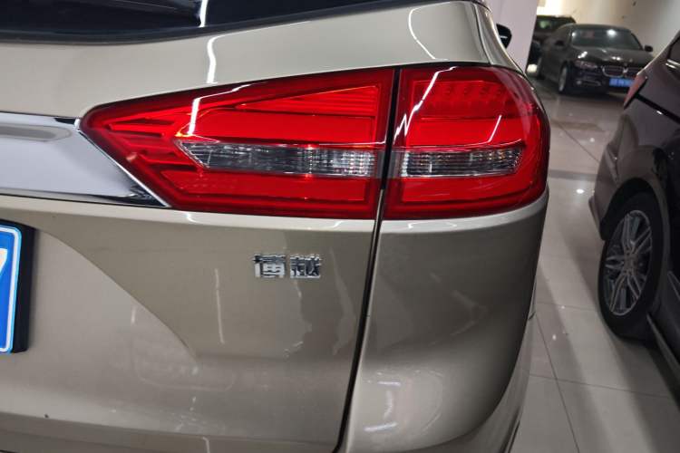 Used Geely Auto Emgrand X7 Sport 2016 1.8TD Automatic All-Wheel-Drive ZhiZun Edition Right Rear Taillight