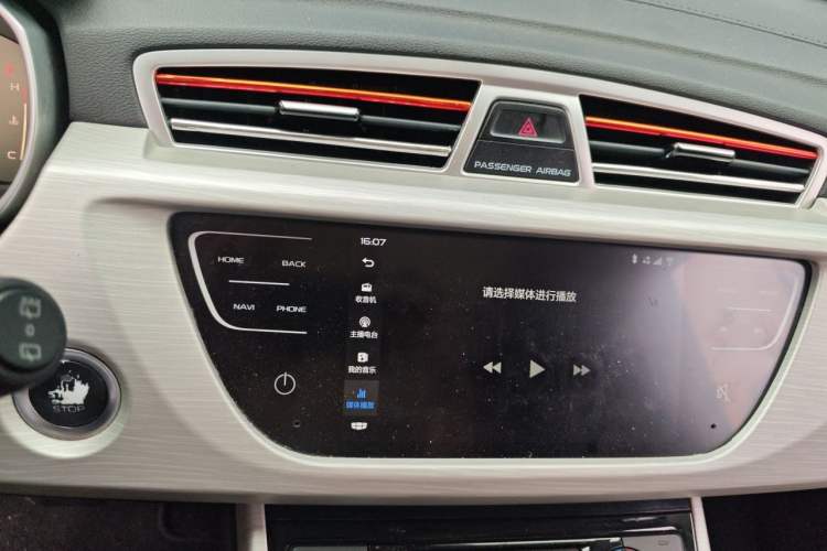 Used Geely Auto Emgrand X7 Sport 2018 1.8TD Automatic Two-Wheel Drive ZhiZun Model with 4G Connectivity Audio And AC Panel