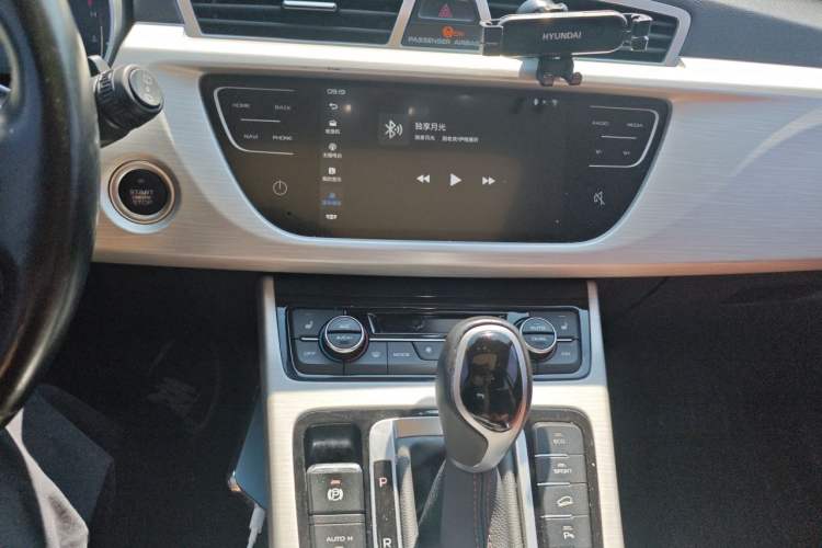 Used Geely Auto Emgrand X7 Sport 2018 1.8TD Automatic Two-Wheel Drive ZhiZun Model with 4G Connectivity Audio And AC Panel