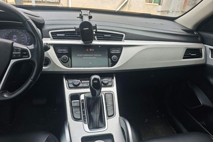 Used Geely Auto Emgrand X7 Sport 2018 1.8TD Automatic Two-Wheel Drive Smart Connect 4G Internet Edition Audio And AC Panel