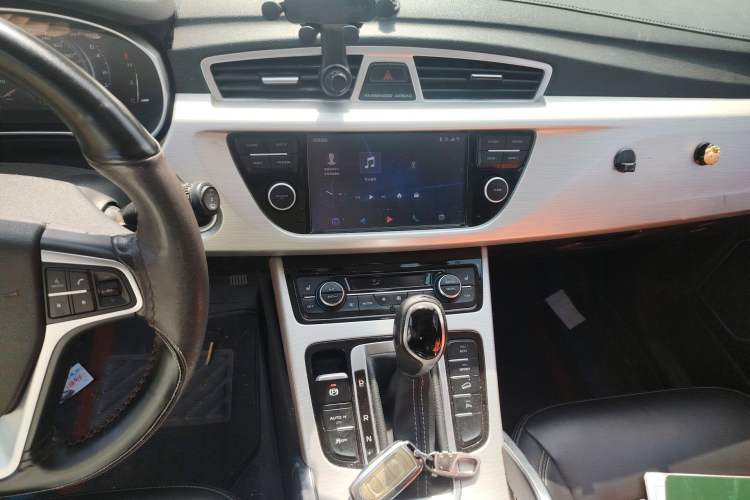 Used Geely Auto Emgrand X7 Sport 2018 Revised Version 1.8TD Automatic Two-Wheel Drive Smart Connectivity 4G-Enabled Edition Audio And AC Panel
