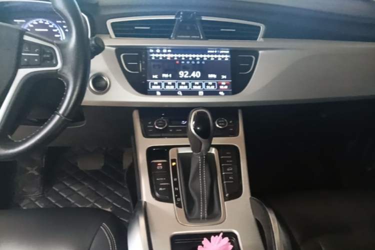 Used Geely Auto Emgrand X7 Sport 2018 1.8TD Automatic Two-Wheel Drive Smart Connect 4G Internet Edition Audio And AC Panel