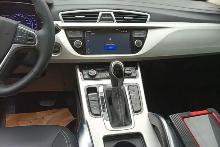 Used Geely Auto Emgrand X7 Sport 2018 1.8TD Automatic Two-Wheel Drive Smart Connect 4G Internet Edition Audio And AC Panel