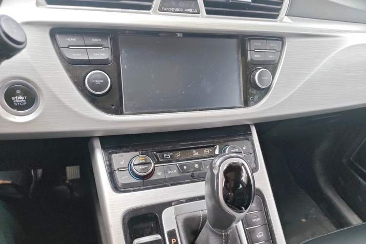 Used Geely Auto Emgrand X7 Sport 2018 1.8TD Automatic Two-Wheel Drive Smart Connect 4G Internet Edition Audio And AC Panel