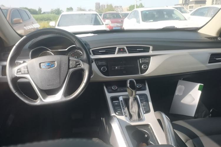 Used Geely Auto Emgrand X7 Sport 2018 1.8TD Automatic Two-Wheel Drive Zhiya Model Center Console