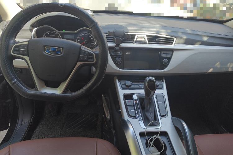 Used Geely Auto Emgrand X7 Sport 2018 1.8TD Automatic Two-Wheel Drive Zhiya Model Center Console