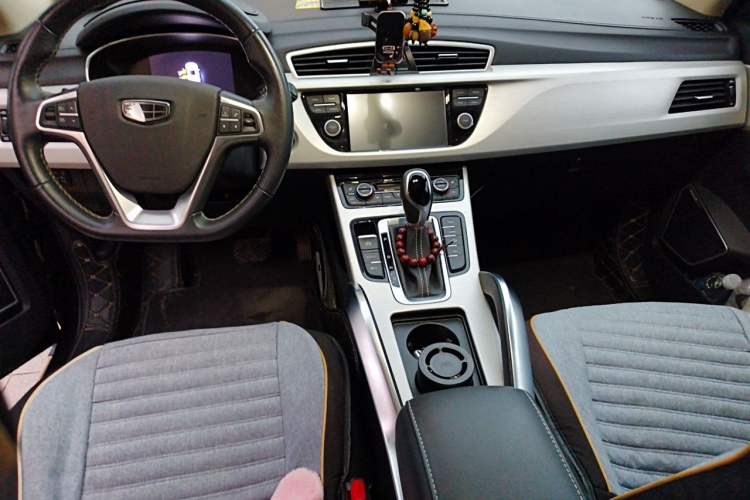 Used Geely Auto Emgrand X7 Sport 2018 1.8TD Automatic Two-Wheel Drive Smart Connect 4G Internet Edition Center Console