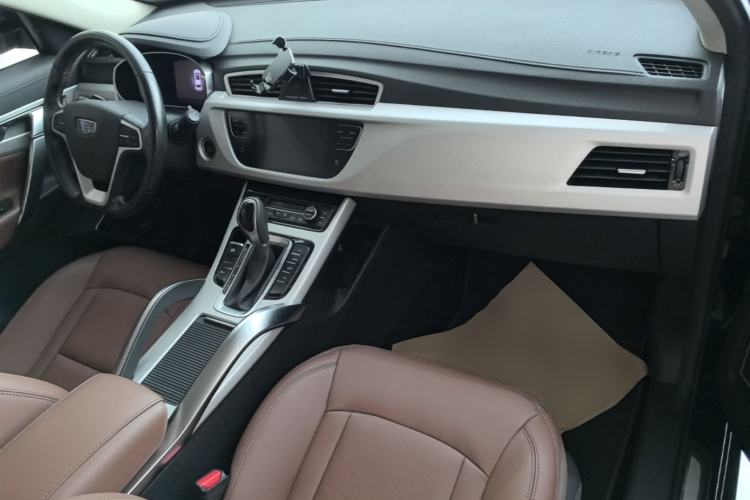 Used Geely Auto Emgrand X7 Sport 2018 1.8TD Automatic Two-Wheel Drive ZhiZun Model with 4G Connectivity Center Console