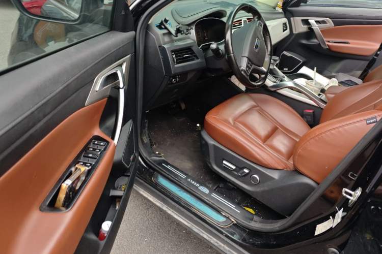Used Geely Auto Emgrand X7 Sport 2018 1.8TD Automatic Two-Wheel Drive ZhiZun Model with 4G Connectivity Driver Seat