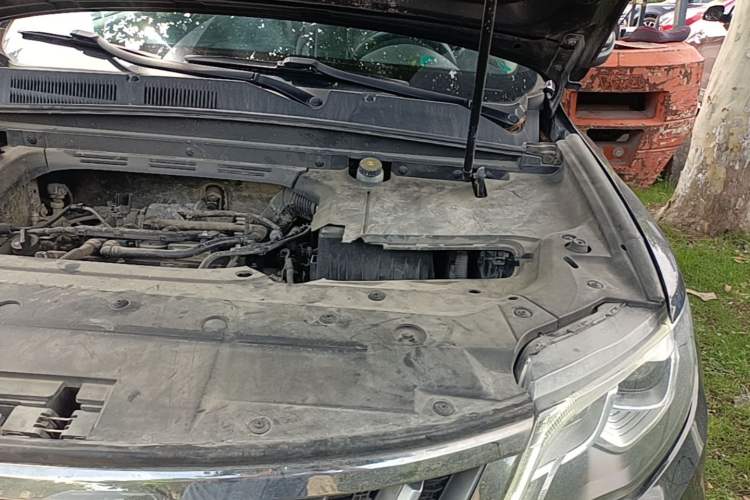 Used Geely Auto Emgrand X7 Sport 2018 1.8TD Automatic Two-Wheel Drive Smart Connect 4G Internet Edition Engine Bay Left