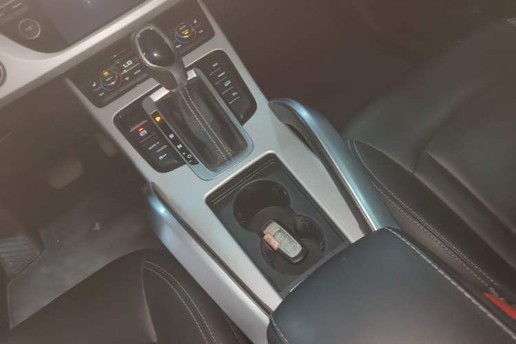 Used Geely Auto Emgrand X7 Sport 2018 1.8TD Automatic Two-Wheel Drive Smart Connect 4G Internet Edition Gear Lever