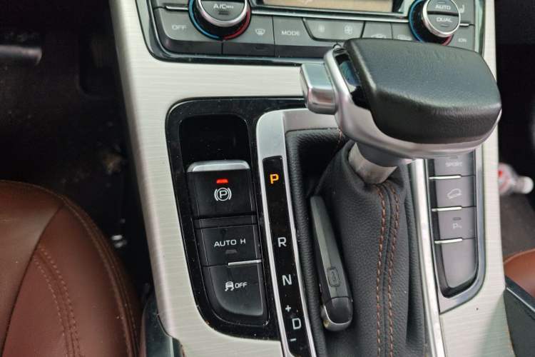 Used Geely Auto Emgrand X7 Sport 2018 1.8TD Automatic Two-Wheel Drive ZhiZun Model with 4G Connectivity Gear Lever
