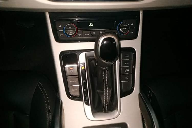 Used Geely Auto Emgrand X7 Sport 2018 1.8TD Automatic Two-Wheel Drive Smart Connect 4G Internet Edition Gear Lever