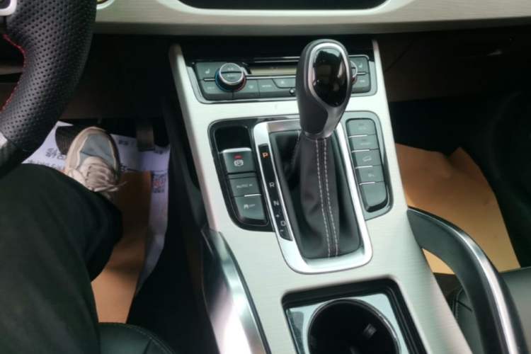Used Geely Auto Emgrand X7 Sport 2018 1.8TD Automatic Two-Wheel Drive Smart 4G Connected Version Gear Lever