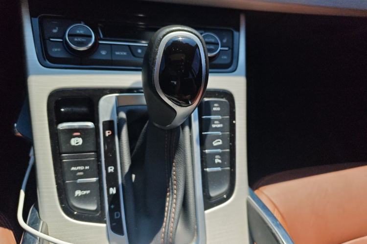Used Geely Auto Emgrand X7 Sport 2018 1.8TD Automatic Two-Wheel Drive ZhiZun Model with 4G Connectivity Gear Lever