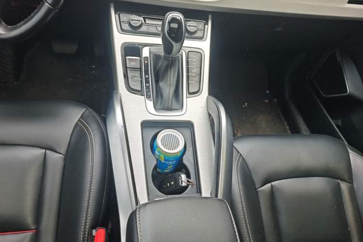Used Geely Auto Emgrand X7 Sport 2018 1.8TD Automatic Two-Wheel Drive Smart Connect 4G Internet Edition Gear Lever