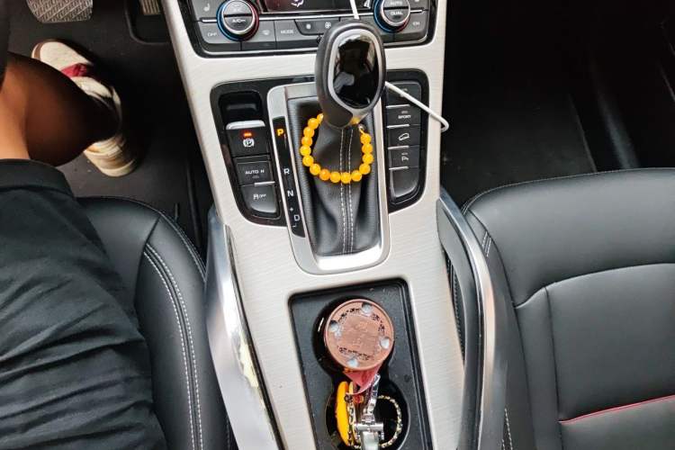 Used Geely Auto Emgrand X7 Sport 2018 1.8TD Automatic Two-Wheel Drive Smart Connect 4G Internet Edition Gear Lever