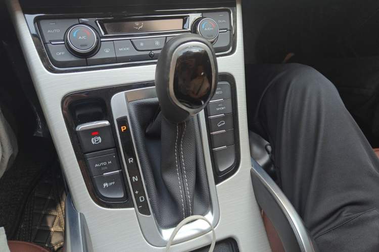Used Geely Auto Emgrand X7 Sport 2018 1.8TD Automatic Two-Wheel Drive Zhiya Model Gear Lever