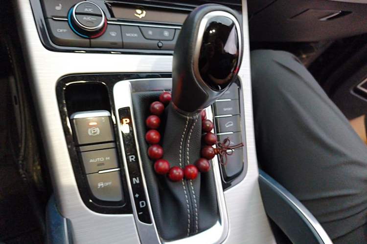 Used Geely Auto Emgrand X7 Sport 2018 1.8TD Automatic Two-Wheel Drive Smart Connect 4G Internet Edition Gear Lever