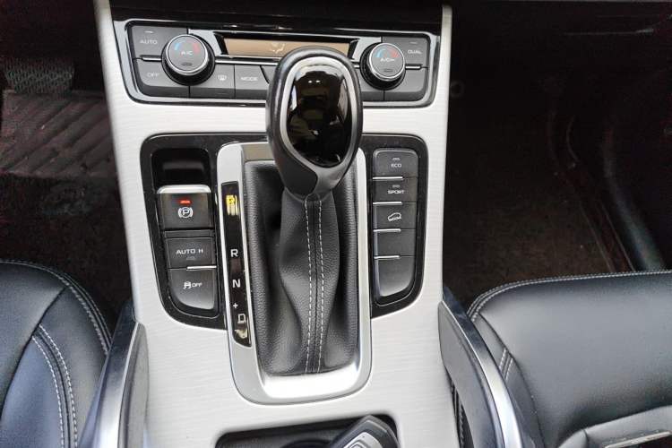 Used Geely Auto Emgrand X7 Sport 2018 1.8TD Automatic Two-Wheel Drive Smart Connect 4G Internet Edition Gear Lever