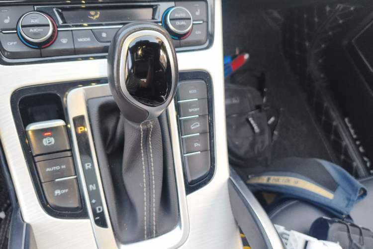 Used Geely Auto Emgrand X7 Sport 2018 Revised Version 1.8TD Automatic Two-Wheel Drive Smart Connectivity 4G-Enabled Edition Gear Lever