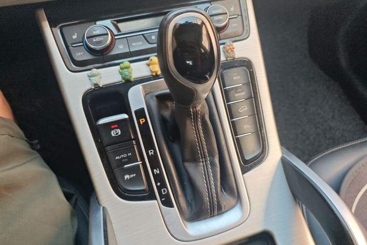 Used Geely Auto Emgrand X7 Sport 2018 1.8TD Automatic Two-Wheel Drive Smart Connect 4G Internet Edition Gear Lever
