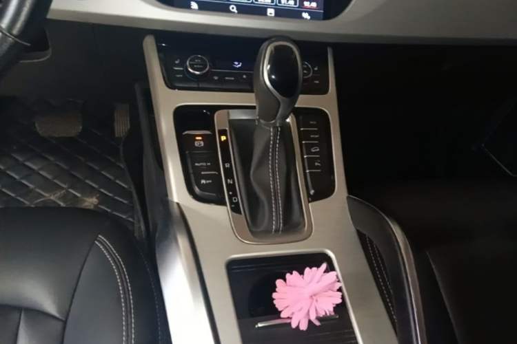 Used Geely Auto Emgrand X7 Sport 2018 1.8TD Automatic Two-Wheel Drive Smart Connect 4G Internet Edition Gear Lever