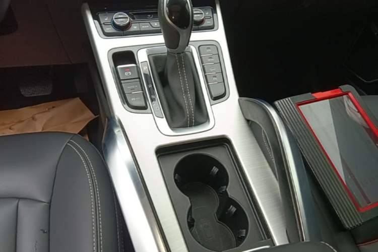 Used Geely Auto Emgrand X7 Sport 2018 1.8TD Automatic Two-Wheel Drive Smart Connect 4G Internet Edition Gear Lever