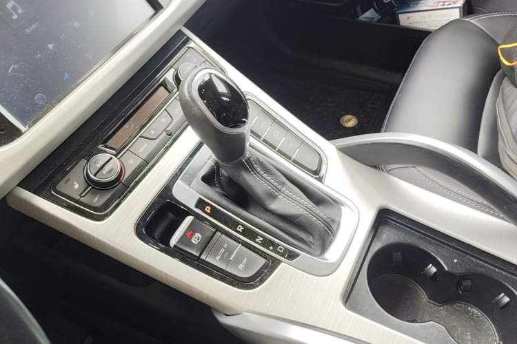Used Geely Auto Emgrand X7 Sport 2018 1.8TD Automatic Two-Wheel Drive Smart Connect 4G Internet Edition Gear Lever