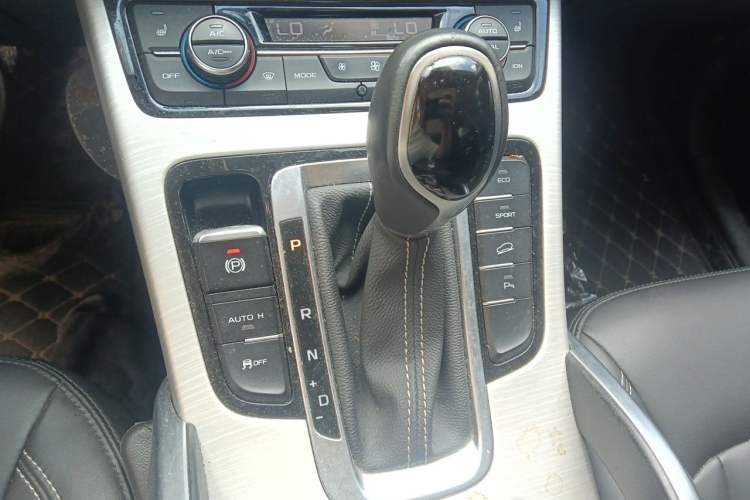 Used Geely Auto Emgrand X7 Sport 2018 1.8TD Automatic Two-Wheel Drive Smart Connect 4G Internet Edition Gear Lever