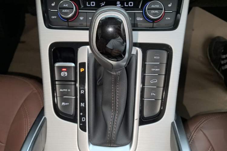 Used Geely Auto Emgrand X7 Sport 2018 1.8TD Automatic Two-Wheel Drive ZhiZun Model with 4G Connectivity Gear Lever