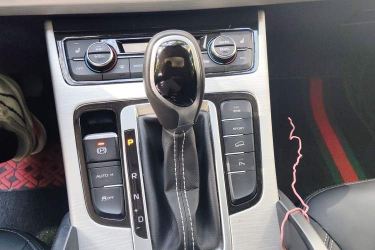 Used Geely Auto Emgrand X7 Sport 2018 1.8TD Automatic Two-Wheel Drive Smart Connect 4G Internet Edition Gear Lever