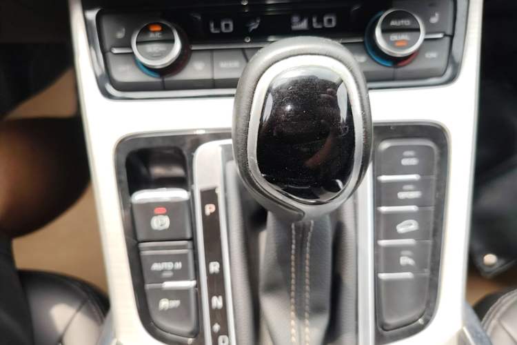 Used Geely Auto Emgrand X7 Sport 2018 1.8TD Automatic Two-Wheel Drive Smart Connect 4G Internet Edition Gear Lever