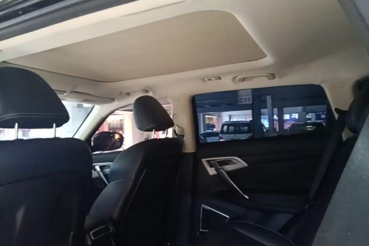 Used Geely Auto Emgrand X7 Sport 2018 1.8TD Automatic Two-Wheel Drive Smart Connect 4G Internet Edition Headliner
