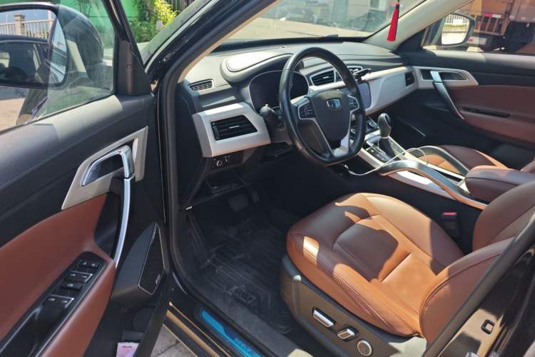Used Geely Auto Emgrand X7 Sport 2018 1.8TD Automatic Two-Wheel Drive ZhiZun Model with 4G Connectivity Interior 3