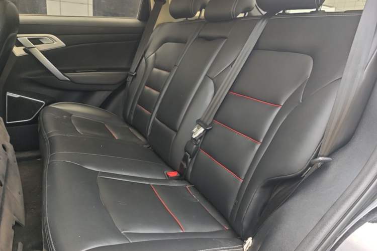 Used Geely Auto Emgrand X7 Sport 2018 1.8TD Automatic Two-Wheel Drive Smart Connect 4G Internet Edition Left Rear Seat