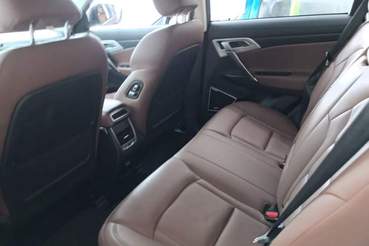Used Geely Auto Emgrand X7 Sport 2018 1.8TD Automatic Two-Wheel Drive ZhiZun Model with 4G Connectivity Left Rear Seat