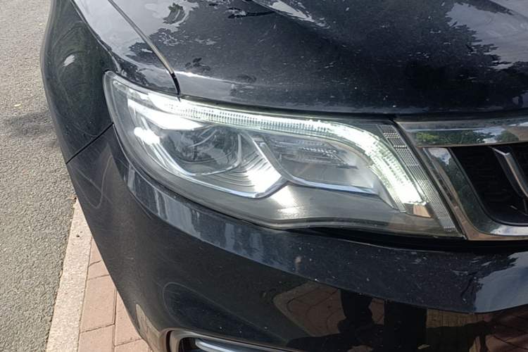 Used Geely Auto Emgrand X7 Sport 2018 1.8TD Automatic Two-Wheel Drive Smart Connect 4G Internet Edition Right Front Headlight