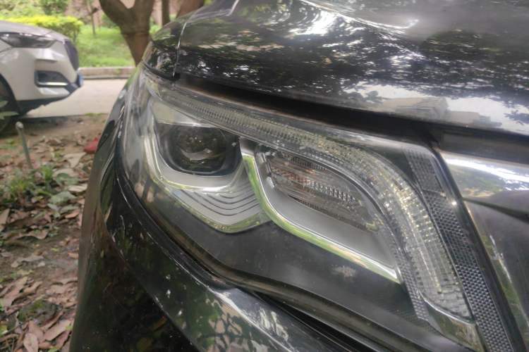 Used Geely Auto Emgrand X7 Sport 2018 1.8TD Automatic Two-Wheel Drive Smart Connect 4G Internet Edition Right Front Headlight