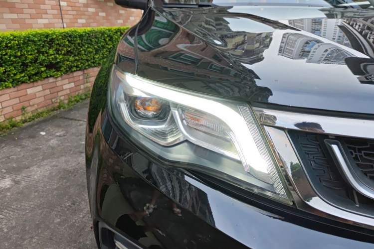 Used Geely Auto Emgrand X7 Sport 2018 1.8TD Automatic Two-Wheel Drive Smart Connect 4G Internet Edition Right Front Headlight