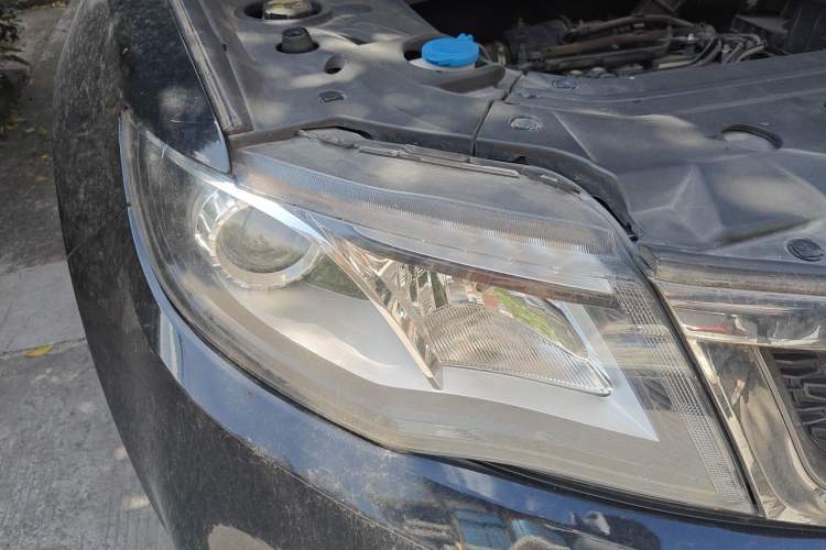 Used Geely Auto Emgrand X7 Sport 2018 1.8TD Automatic Two-Wheel Drive Zhiya Model Right Front Headlight