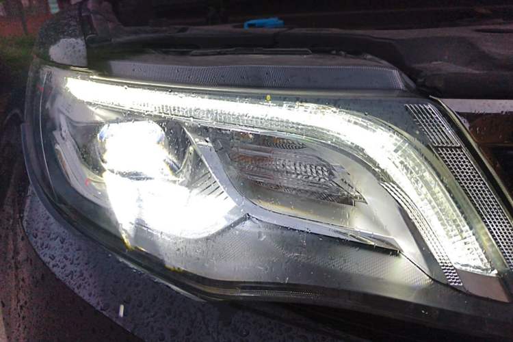 Used Geely Auto Emgrand X7 Sport 2018 1.8TD Automatic Two-Wheel Drive Smart Connect 4G Internet Edition Right Front Headlight