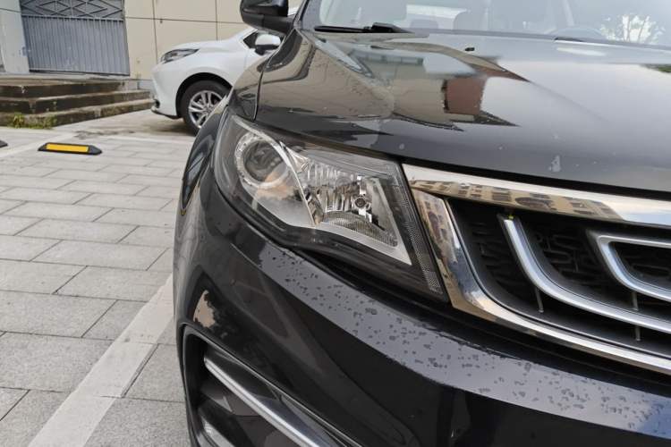 Used Geely Auto Emgrand X7 Sport 2018 1.8TD Automatic Two-Wheel Drive Smart Connect 4G Internet Edition Right Front Headlight