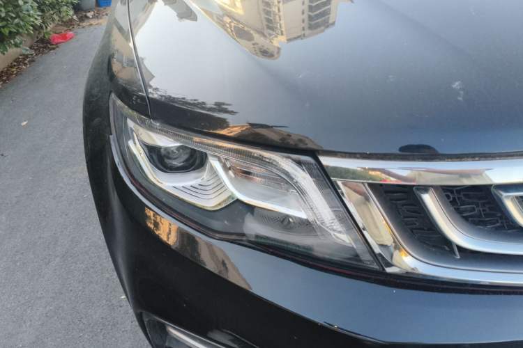 Used Geely Auto Emgrand X7 Sport 2018 Revised Version 1.8TD Automatic Two-Wheel Drive Smart Connectivity 4G-Enabled Edition Right Front Headlight