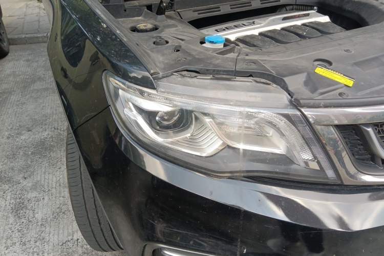 Used Geely Auto Emgrand X7 Sport 2018 1.8TD Automatic Two-Wheel Drive Smart Connect 4G Internet Edition Right Front Headlight